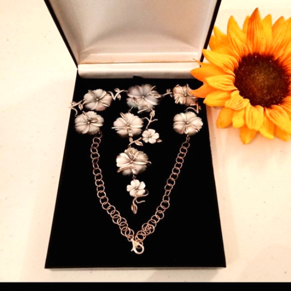 ๐FREE GIFT INCLUDED ๐ NEW Mother of Pearl Necklace Flowers - Picture 2 of 10